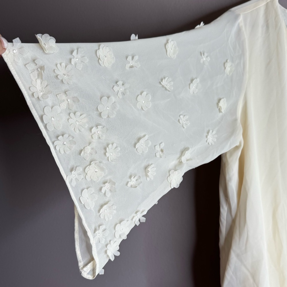 I.N. Studio 3-D Floral Applique Semi Sheer Sleeves Details Cream Blouse Sz 3X - Picture 4 of 11